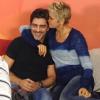 Xuxa recebeu visita do namorado, Junno Andrade, nos bastidores de seu programa