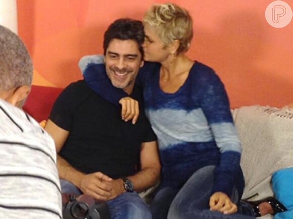 Xuxa recebeu visita do namorado, Junno Andrade, nos bastidores de seu programa