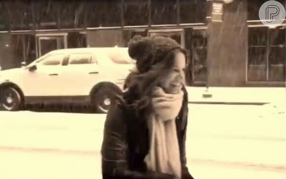 Mesmo com o frio intenso, Bruna Marquezine brincou com neve nas ruas de Nova York