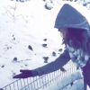 Bruna Marquezine encontrou um esquilo no Central Park coberto por neve