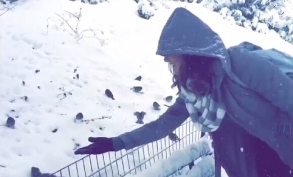 Bruna Marquezine encontrou um esquilo no Central Park coberto por neve