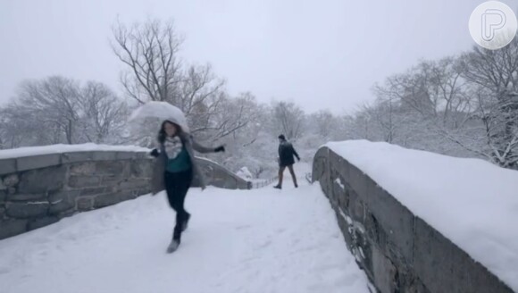 Bruna Marquezine e Maurício Destri gravaram cena de 'I Love Paraisópolis' quando Nova York enfrentou umas das nevascas mais rigorosas da história