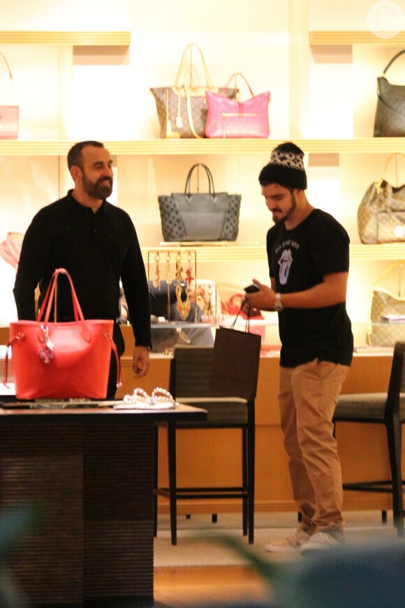 O vilão Grego da próxima novela das sete ainda aproveitou para fazer umas comprinhas na loja Louis Vitton