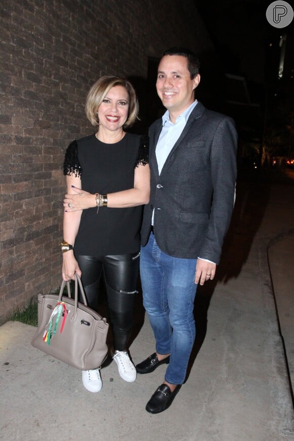 Astrid Fontenelle vai a jantar com o marido, Fausto Franco, em São Paulo, nesta segunda-feira, 27 de abril de 2015