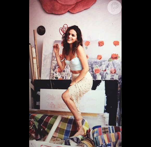 Bruna Marquezine postou foto no Instagram sensualizando em cima de um sofá e arrancou elogios dos seguidores. 'Mulher incrível'