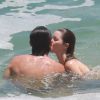 Sergio Guizé e Nathalia Dill chegaram a negar o romance, mas logo foram flagrados trocando beijos em uma praia do Rio