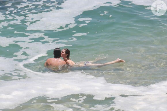 Sergio Guizé e Nathalia Dill chegaram a negar o romance, mas logo foram flagrados trocando beijos em uma praia do Rio