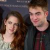 Robert Pattinson flagrou trocas de mensagens entre Kristen Stewart e Rupert Sanders. O ator já deixou a casa da ex-namorada