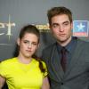 Robert Pattinson flagrou trocas de mensagens entre Kristen Stewart e Rupert Sanders. O ator já deixou a casa da ex-namorada