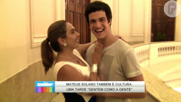 Mateus Solano e Cissa Guimarães ainda brincaram com a diferença de tamanho e encenaram uma cena romântica
