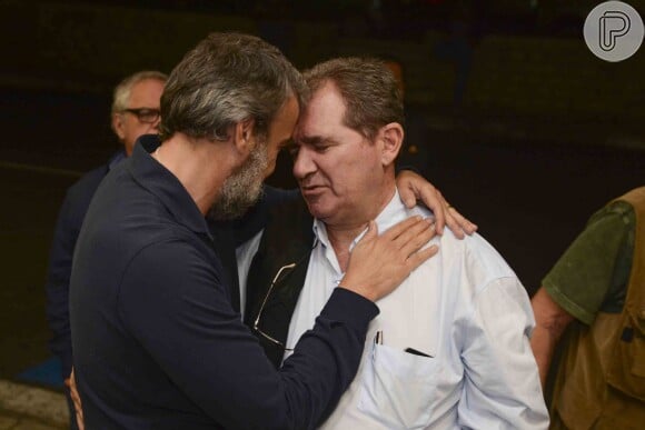 Alexandre Borges presta solidariedade ao filho do diretor Antonio Abujamra, Alexandre Abujamra, em velório no Rio