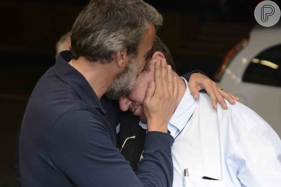 Alexandre Borges beijou e abraçou Alexandre Abujamra, filho do amigo Antonio Abujamra, que morreu nesta terça-feira, vítima de infarto