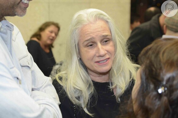 Vera Holtz esteve no velório de Antonio Abujamra no Rio para cumprimentar a família do diretor e ator morto por um infarto