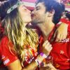 Jayme Matarazzo beija a namorada, no carnaval do Rio de Janeiro