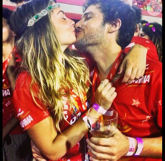 Jayme Matarazzo beija a namorada, no carnaval do Rio de Janeiro