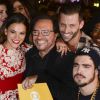 Elenco posa ao lado do diretor Wolf Maya, na festa de lançamento da  novela 'I Love Paraisópolis'
