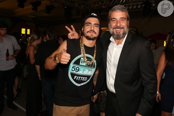 Caio Castro e Alexandre Borgens posam juntos na festa da novela 'I Love Paraisópolis'