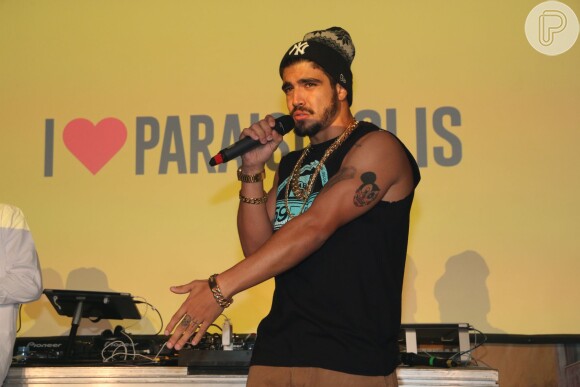 Caio Castro banca o repórter na festa de lançamento de 'I Love Paraisópolis', nesta quarta-feira, 29 de abril de 2015