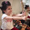 Carol Celico compartilhou uma foto da filha maquiada e com bobes no cabelo antes da festa de aniversário