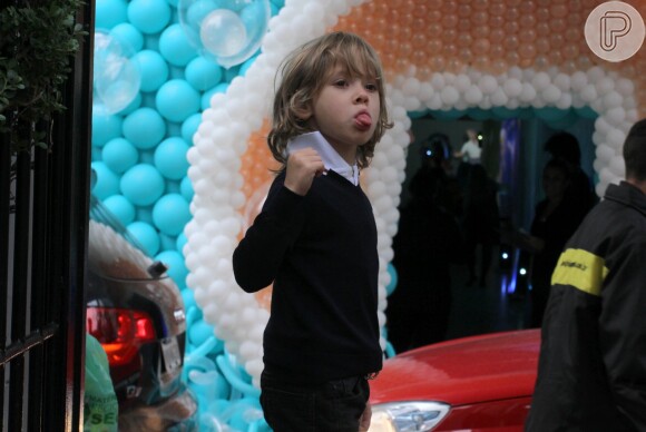 Filho de Adriane Galisteu, Vittorio, de 4 anos, mostrou a língua para os fotógrafos na entrada da festa
