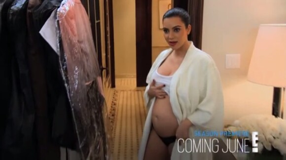 Kim Kardashian faz última viagem da gravidez e mostra barrigão em teaser