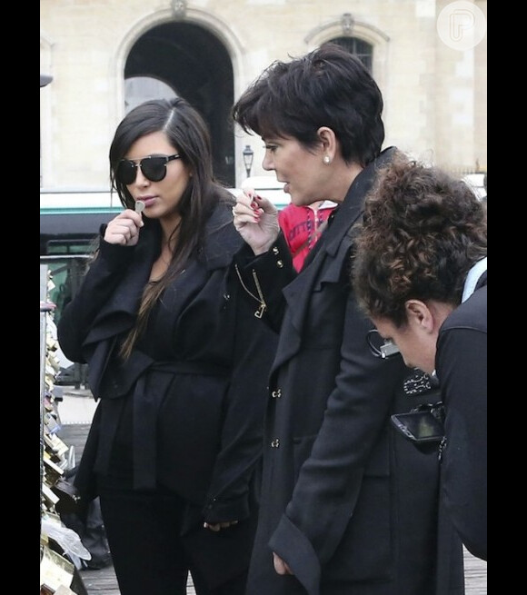 Kim Kardashian está em Paris, na França, com a mãe, Kris Jenner
