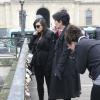 Kim Kardashian coloca cadeado com a mãe, Kris Jenner, na Pont de l'Archeveche, em Paris, na França