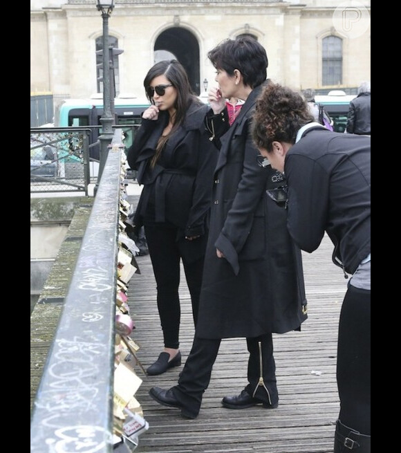 Kim Kardashian coloca cadeado com a mãe, Kris Jenner, na Pont de l'Archeveche, em Paris, na França