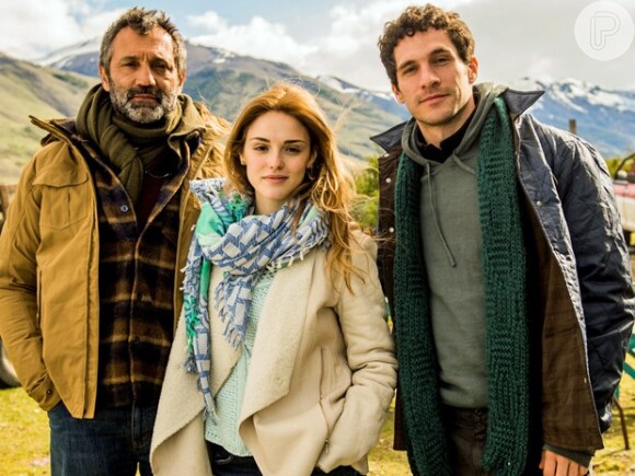 Júlia (Isabelle Drummond) viaja para a Antártica com Felipe (Michel Noher) e Miguel (Domingos Montagner), na novela 'Sete Vidas'