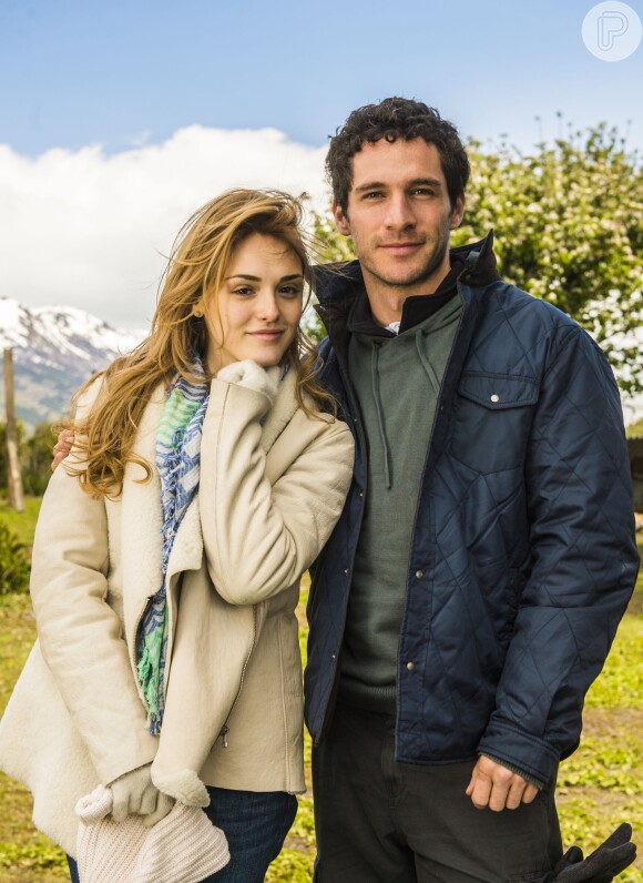 Júlia (Isabelle Drummond) e Felipe (Michel Noher) fazem um passeio sozinhos durante a viagem, na novela 'Sete Vidas'