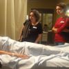 Inês (Adriana Esteves) está no hospital se recuperando do tiro que levou de Beatriz (Gloria Esteves) na novela 'Babilônia'