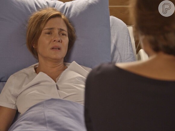 Inês (Adriana Esteves) acorda do pesadelo, apavorada, e dá de cara com Beatriz (Gloria Esteves) dentro de seu quarto de hospital, na novela 'Babilônia'