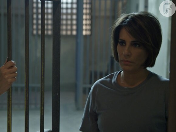 Beatriz (Gloria Esteves) é presa pela tentativa de assassinato de Inês (Adriana Esteves), na novela 'Babilônia'