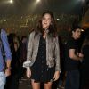 De bota e vestidinho, Bruna Marquezine marca presença em show do cantor Ed Sheerem, no Rio