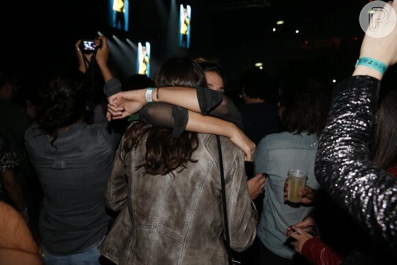 Bruna Marquezine abraça amiga em show do cantor Ed Sheerem, no Rio