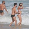 Sophie Charlotte e Daniel de Oliveira trocam beijos em praia do Rio