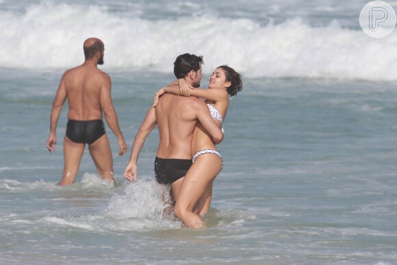 Sophie Charlotte e Daniel de Oliveira não esconderam a paixão que um sente pelo outro e trocaram muitos carinhos durante um mergulho na praia da Barra da Tijuca, no Rio
