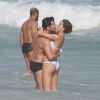 Com beijos apaixonados, Sophie Charlotte e Daniel de Oliveira curtiram o dia na praia da Barra, na ZOna Oeste do Rio de Janeiro