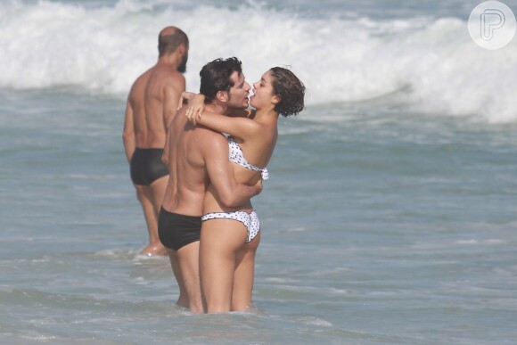 Com beijos apaixonados, Sophie Charlotte e Daniel de Oliveira curtiram o dia na praia da Barra, na ZOna Oeste do Rio de Janeiro