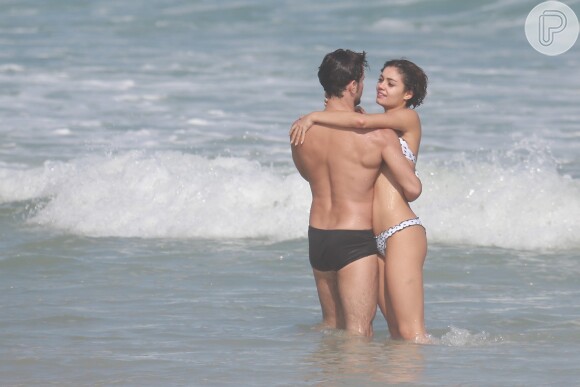 Com um ano de namoro, Sophie Charlotte e Daniel de Oliveira trocaram carinhos no mar da Barra da Tijuca