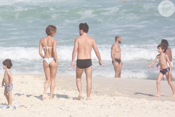 Raul e Moisés, filhos de Daniel de Oliveira, também se divertiram na praia com Sophie Charlotte