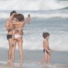 Sophie Charlotte e Daniel de Oliveira também levaram os filhos do ator, Raul e Moisés, para brincarem na praia 