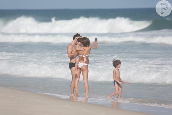 Sophie Charlotte e Daniel de Oliveira também levaram os filhos do ator, Raul e Moisés, para brincarem na praia 