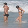 Sophie Charlotte e Daniel de Oliveira trocam beijos em praia do Rio