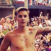 Justin Bieber surge de visual novo em evento nos Estados Unidos, neste sábado, 2 de maio de 2015