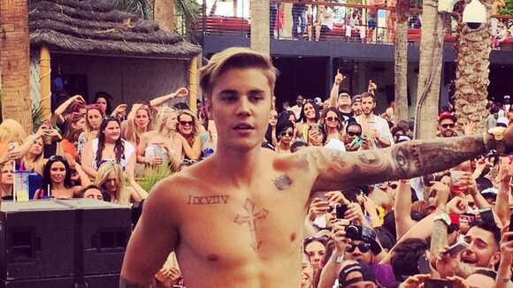 De visual novo, Justin Bieber faz performance em evento nos EUA. Veja vídeo!