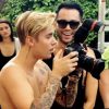 Justin Bieber bancou o fotógrafo na festa Rehab, de Las Vegas. Artista posou sem camisa e mostrou o corpo sarado