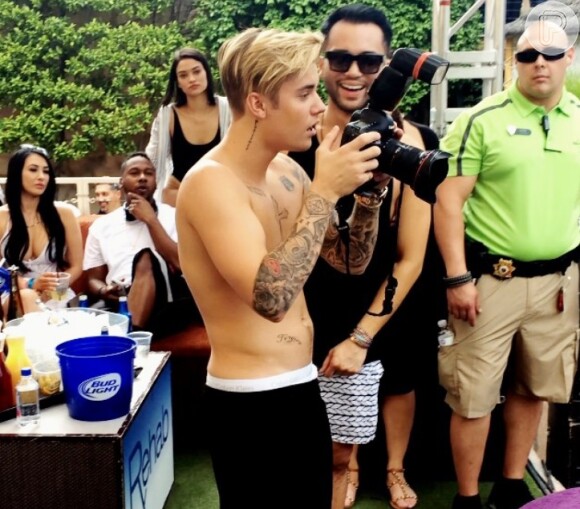 Justin Bieber bancou o fotógrafo na festa Rehab, de Las Vegas. Artista posou sem camisa e mostrou o corpo sarado