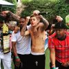 Justin Bieber dá palhinha em pool party nos Estados Unidos