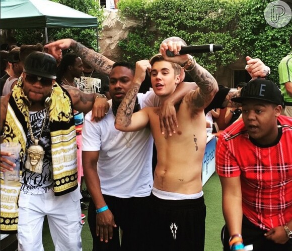 Justin Bieber dá palhinha em pool party nos Estados Unidos